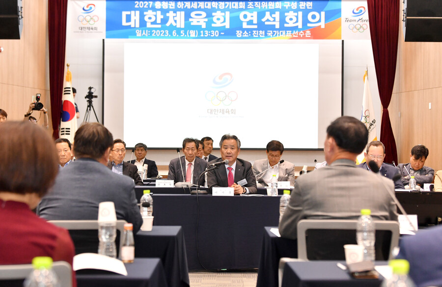 ▲ 이기흥 대한체육회 회장이 5일 진천 국가대표선수촌에서 열린 '2027 충청권 하계세계대학경기대회 조직위원회 구성 관련 연석회의'에서 발언하고 있다. 이날 회의에는 전국 광역시·도 및 시·군·구체육회장, 대한체육회 이사 및 현장 지도자 등 100여 명이 참석해 진행 상황을 공유하고 현안을 논의했다. ⓒ 연합뉴스