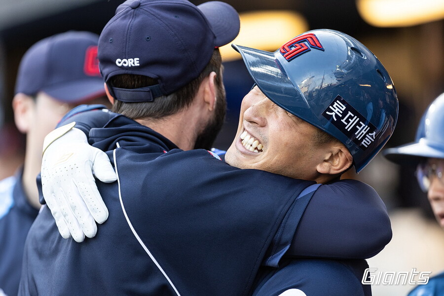 ▲ 롯데 안권수가 홈런을 치고 찰리 반즈와 포옹하고 있다. ⓒ롯데 자이언츠