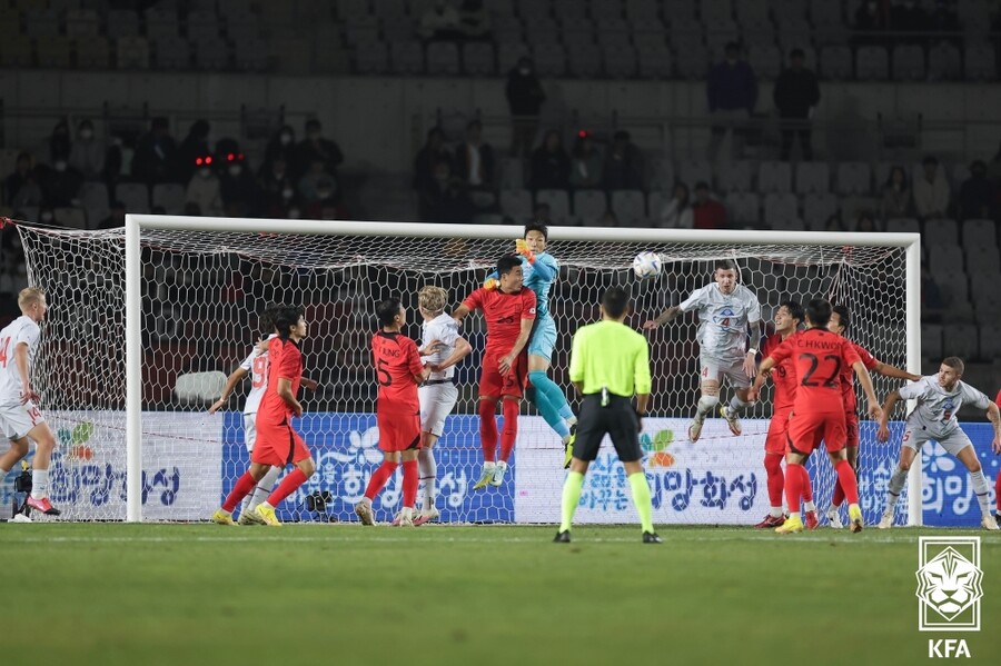 ▲ 월드컵을 앞둔 11월 평가전, 아이슬란드전에서 부상 ⓒ대한축구협회