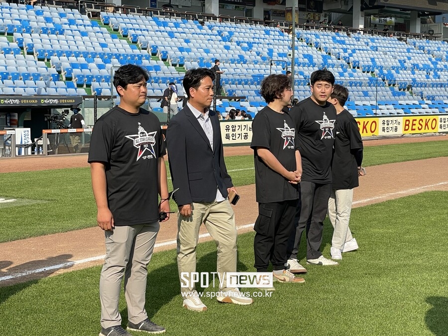 ▲한화 이글스 정민혁(왼쪽 두 번째) 스카우트팀 팀장이 대회를 마치고 그라운드에 나와 시상식을 바라보고 있다. ⓒ대전, 최민우 기자