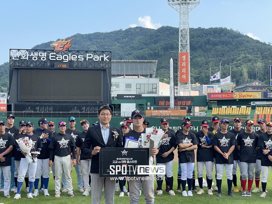 ▲한화 이글스 박찬혁(왼쪽) 대표이사가 대회 MVP 강릉영동대 전다민과 기념촬영을 하고 있다. ⓒ대전, 최민우 기자