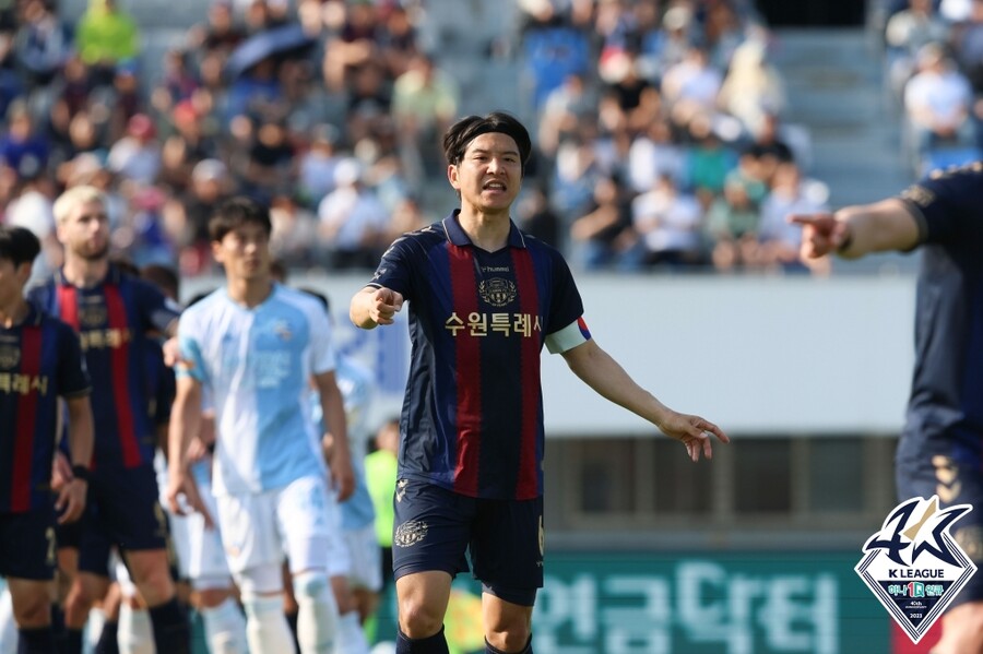 ▲ 마지막 경기에서도 경기장 전 지역을 누비며 맹활약한 박주호. ⓒ한국프로축구연맹