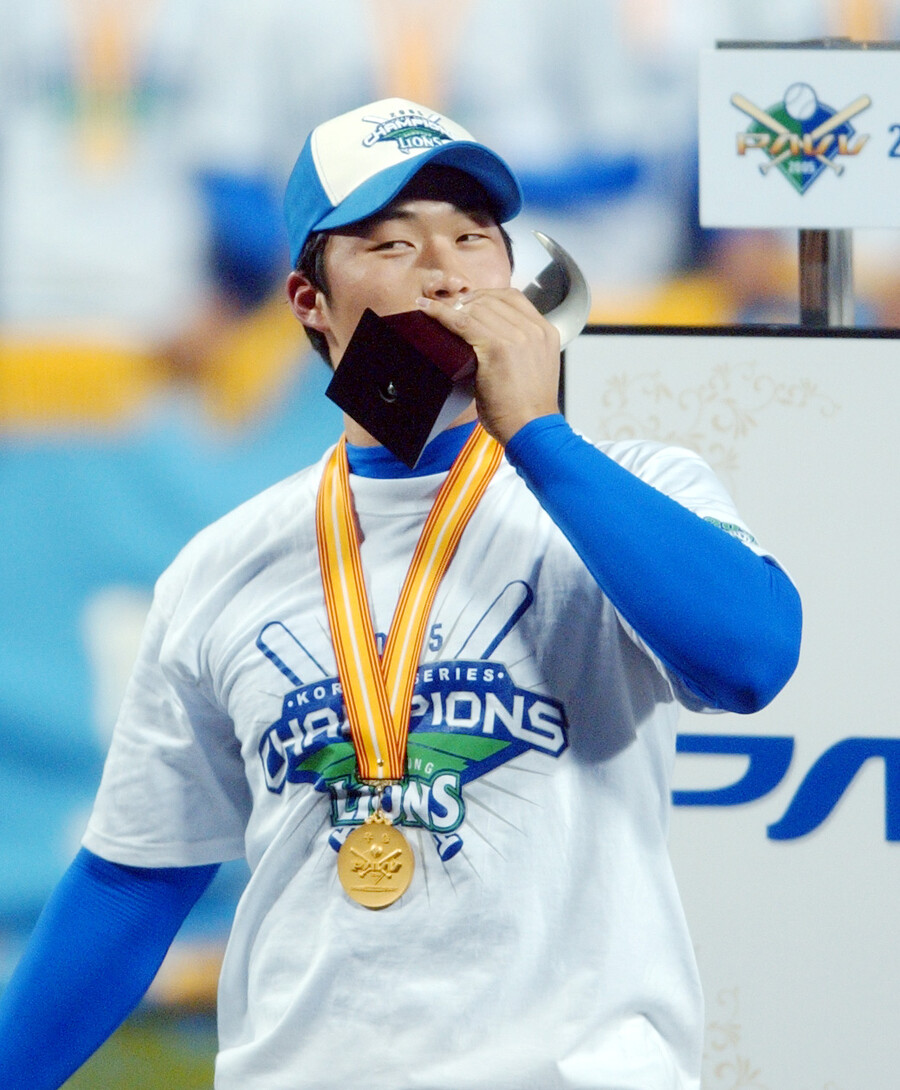 ▲2005년 한국시리즈 우승 당시 MVP를 수상한 오승환. ⓒ삼성 라이온즈