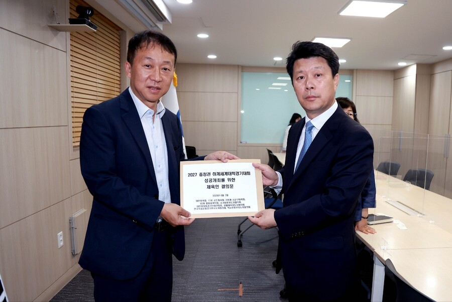 ▲ 대한체육회 등 국내 체육단체가 2027 충청권 하계U대회 조직위원회 설립 관련 결의문을 문화체육관광부에 전달했다. 사진은 김돈순(오른쪽) 경기단체연합회장과 최보근 문체부 체육국장 ⓒ 대한체육회