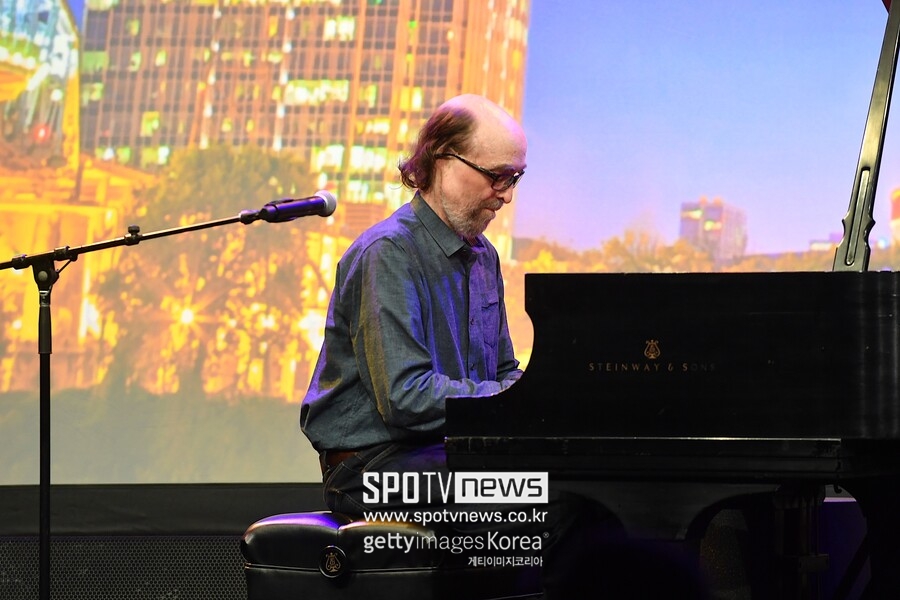 '뉴에이지의 거장' 조지 윈스턴 별세…향년 73세