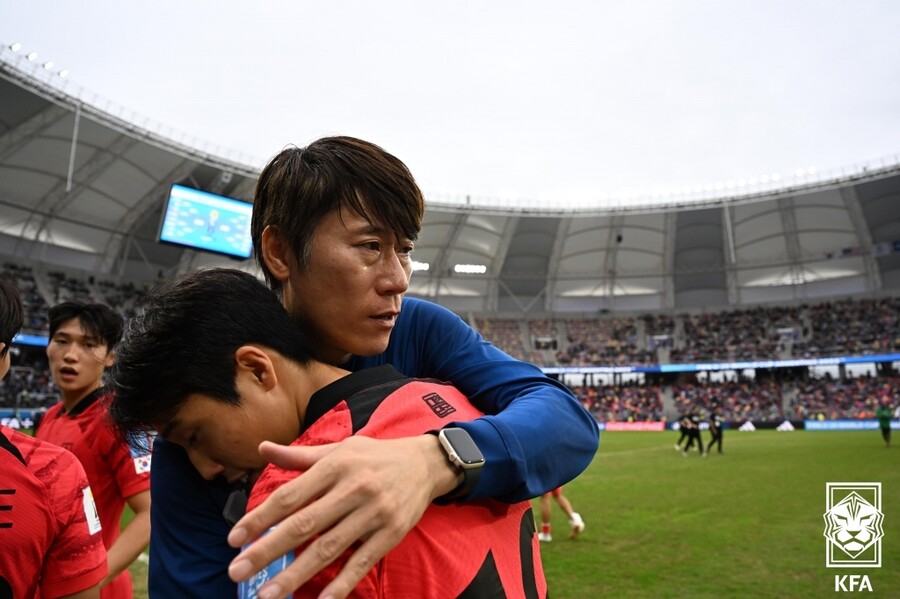 ▲ U-20 월드컵 4강 진출에 눈시울을 붉힌 김은중 감독 ⓒ대한축구협회
