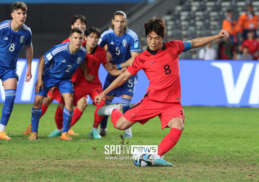 ▲ 8일(현지시간) 오후 아르헨티나 라플라타 스타디움에서 열린 2023 국제축구연맹(FIFA) 20세 이하(U-20) 월드컵 4강전 한국과 이탈리아의 경기. 한국 이승원이 상대 파울로 얻어낸 페널티킥을 차고 있다. 결과는 골. ⓒ연합뉴스
