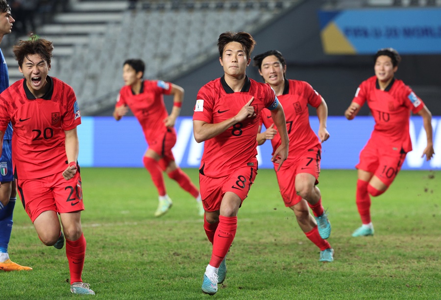 ▲ 8일(현지시간) 오후 아르헨티나 라플라타 스타디움에서 열린 2023 국제축구연맹(FIFA) 20세 이하(U-20) 월드컵 4강전 한국과 이탈리아의 경기. 한국 이승원이 동점골을 넣고 팀동료와 환호하고 있다.  ⓒ연합뉴스