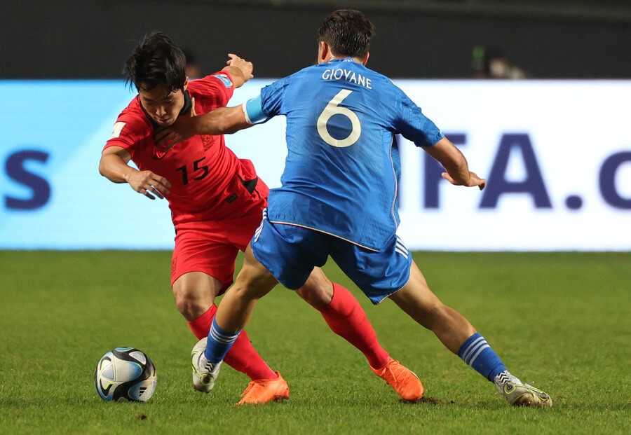 ▲ 8일(현지시간) 오후 아르헨티나 라플라타 스타디움에서 열린 2023 국제축구연맹(FIFA) 20세 이하(U-20) 월드컵 4강전 한국과 이탈리아의 경기. 조영광이 돌파를 시도하고 있다.  ⓒ연합뉴스