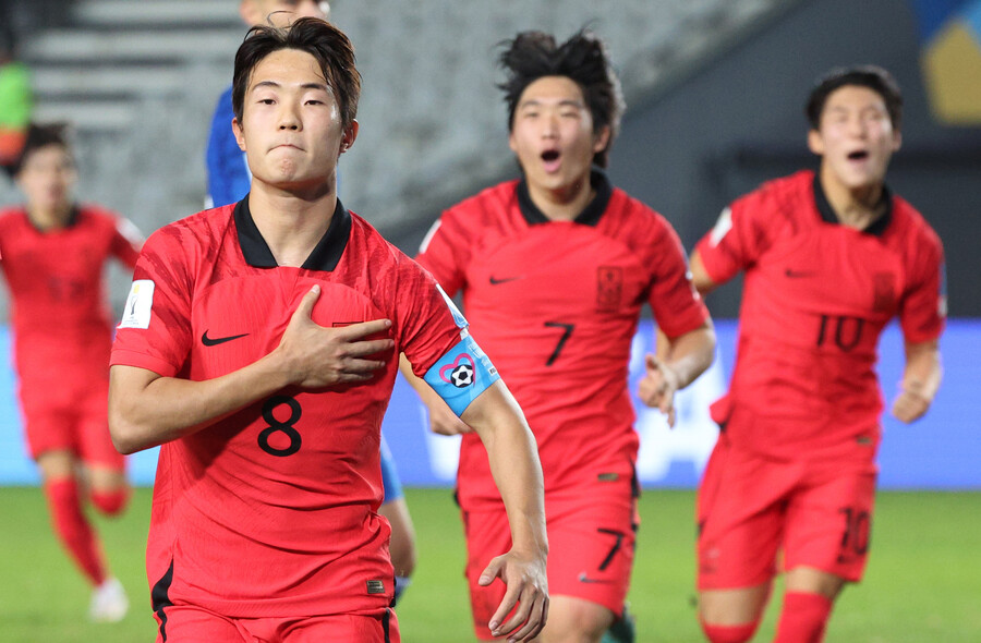 ▲ 8일(현지시간) 오후 아르헨티나 라플라타 스타디움에서 열린 2023 국제축구연맹(FIFA) 20세 이하(U-20) 월드컵 4강전 한국과 이탈리아의 경기. 한국 이승원이 동점골을 넣고 팀동료와 환호하고 있다. ⓒ연합뉴스