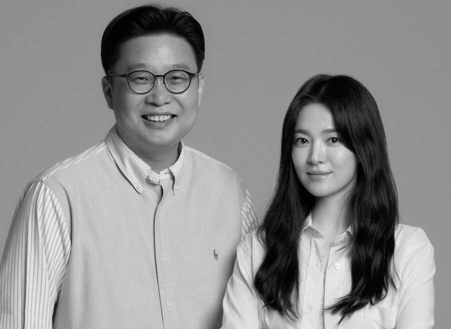 12년째 선행은 계속된다…송혜교, 서경덕과 함께 한국어 안내서 기증