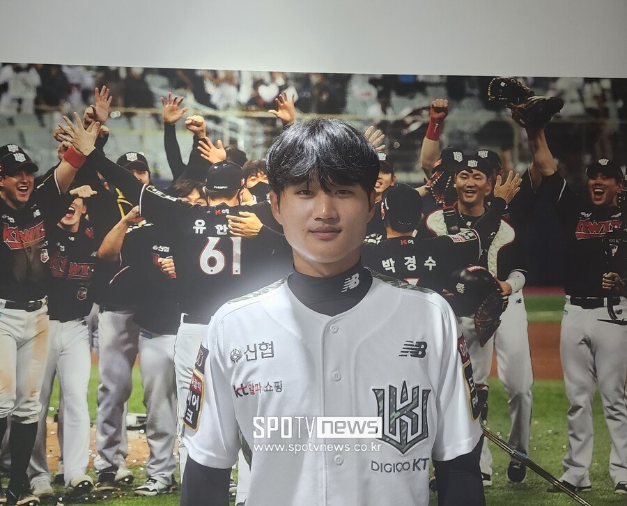 ▲ 인터뷰 중인 kt 외야수 안치영. ⓒ수원, 박정현 기자