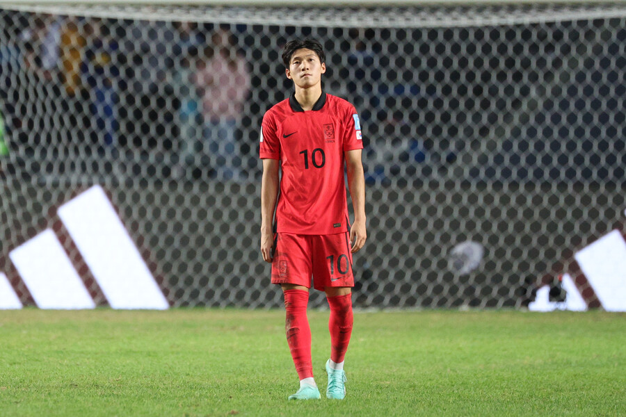 ▲ 8일(현지시간) 오후 아르헨티나 라플라타 스타디움에서 열린 2023 국제축구연맹(FIFA) 20세 이하(U-20) 월드컵 4강전 한국과 이탈리아의 후반전 경기 1-1 상황에서 상대팀에게 두 번째 골을 허용한 뒤 한국 배준호가 아쉬운 표정을 짓고 있다.  ⓒ연합뉴스