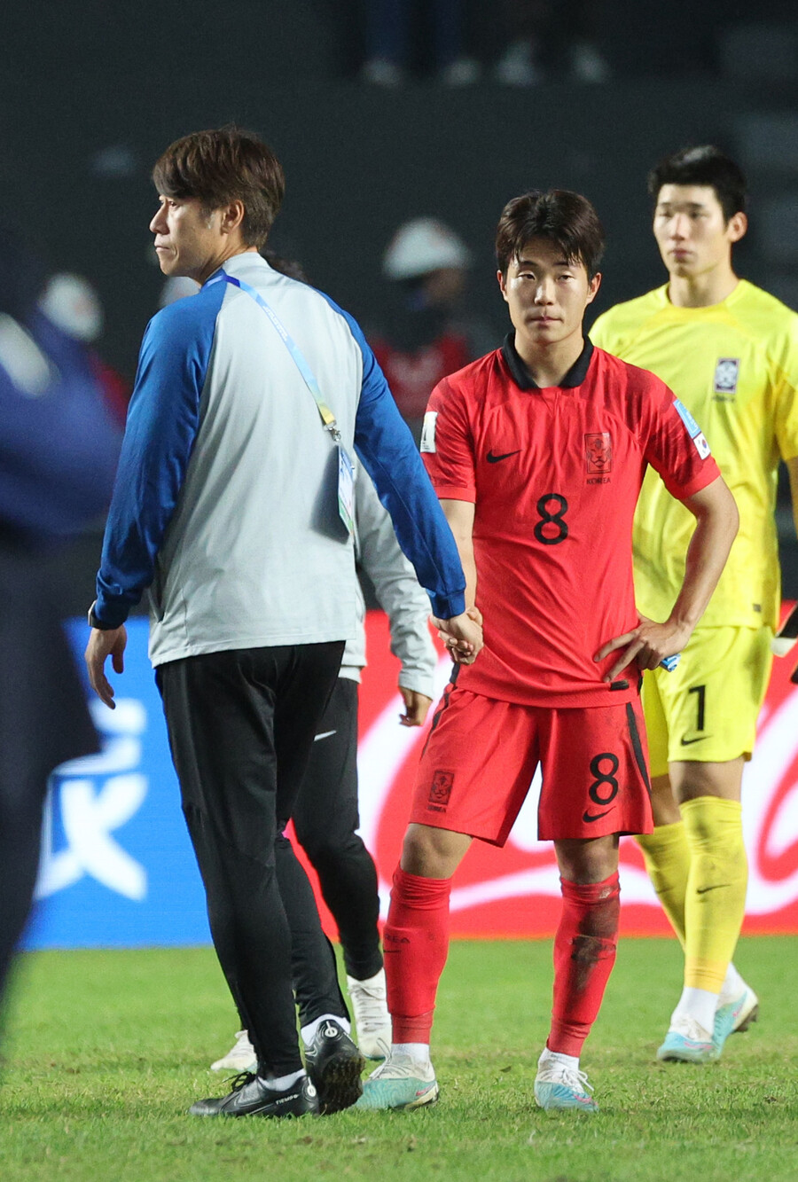 ▲ 8일(현지시간) 오후 아르헨티나 라플라타 스타디움에서 열린 2023 국제축구연맹(FIFA) 20세 이하(U-20) 월드컵 4강전 한국과 이탈리아의 경기에서 1-2로 패배한 한국 김은중 감독과 이승원이 손을 맞잡고 있다.  ⓒ연합뉴스