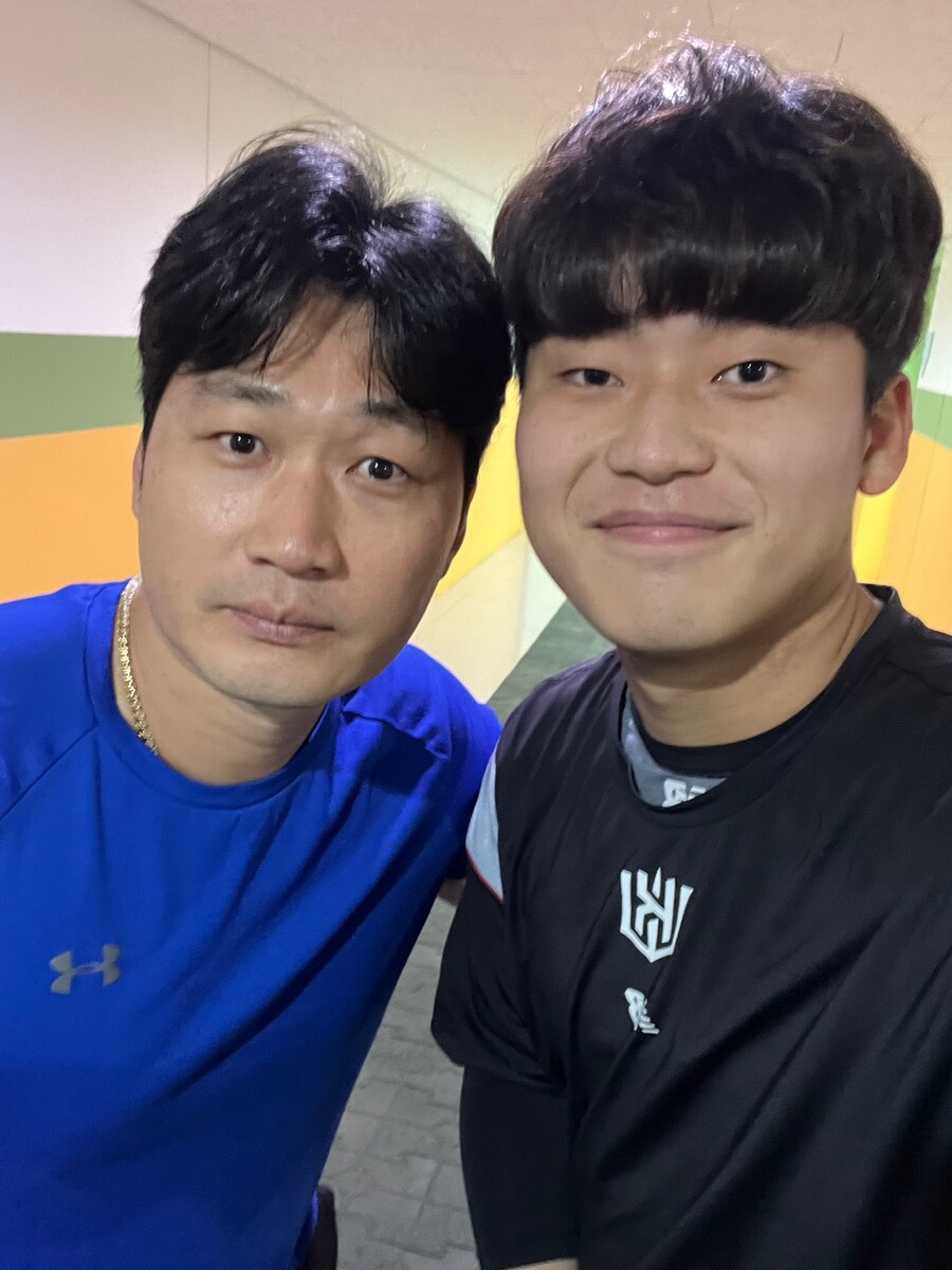 ▲ kt 위즈 박영현(오른쪽)은 삼성 라이온즈 오승환의 발자취를 따르고 있다. ⓒ kt 위즈