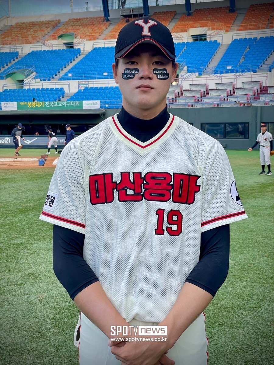 ▲ 2022년 목동야구장에서 포즈를 취하고 있는 마산용마고 장현석. ⓒ스포티비뉴스DB