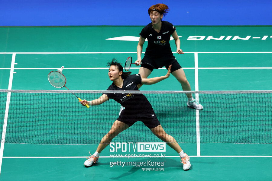 ▲ 백하나(앞)와 이소희가 2023년 BWF 싱가포르오픈 여자 복식 준결승전에서 경기를 펼치고 있다.