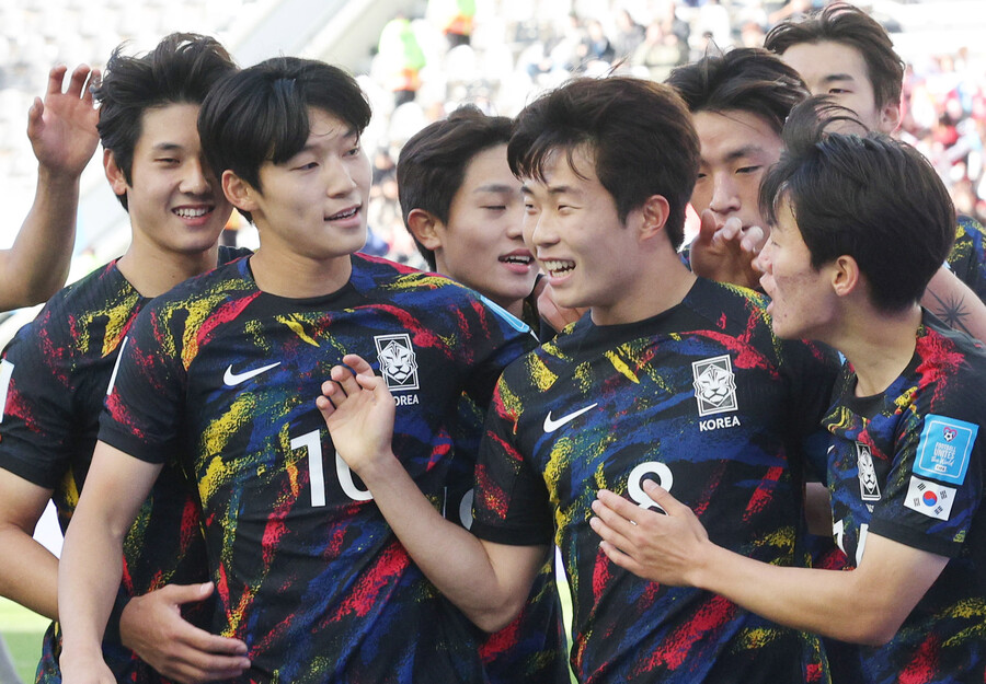 ▲ 11일(현지시간) 오후 아르헨티나 라플라타 스타디움에서 열린 2023 국제축구연맹(FIFA) 20세 이하(U-20) 월드컵 3·4위전 한국과 이스라엘의 경기에서 이승원이 페널티킥으로 골을 넣고 동료들과 기뻐하고 있다. ⓒ연합뉴스