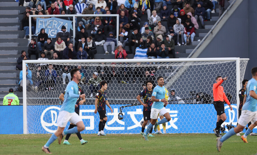 ▲ 11일(현지시간) 오후 아르헨티나 라플라타 스타디움에서 열린 2023 국제축구연맹(FIFA) 20세 이하(U-20) 월드컵 3·4위전 한국과 이스라엘의 경기에서 한국 선수들이 이스라엘 오메르 세니오르에게 골을 허용하고 아쉬워하고 있다.  ⓒ연합뉴스