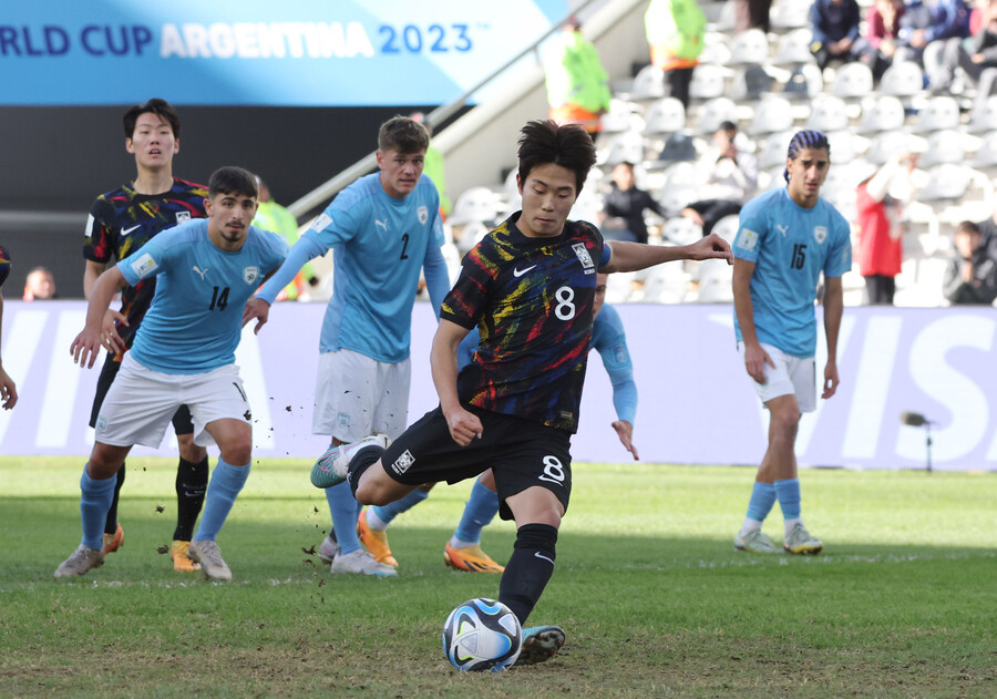 ▲ 11일(현지시간) 오후 아르헨티나 라플라타 스타디움에서 열린 2023 국제축구연맹(FIFA) 20세 이하(U-20) 월드컵 3·4위전 한국과 이스라엘의 경기에서 이승원이 페널티킥으로 골을 넣고 있다. ⓒ연합뉴스