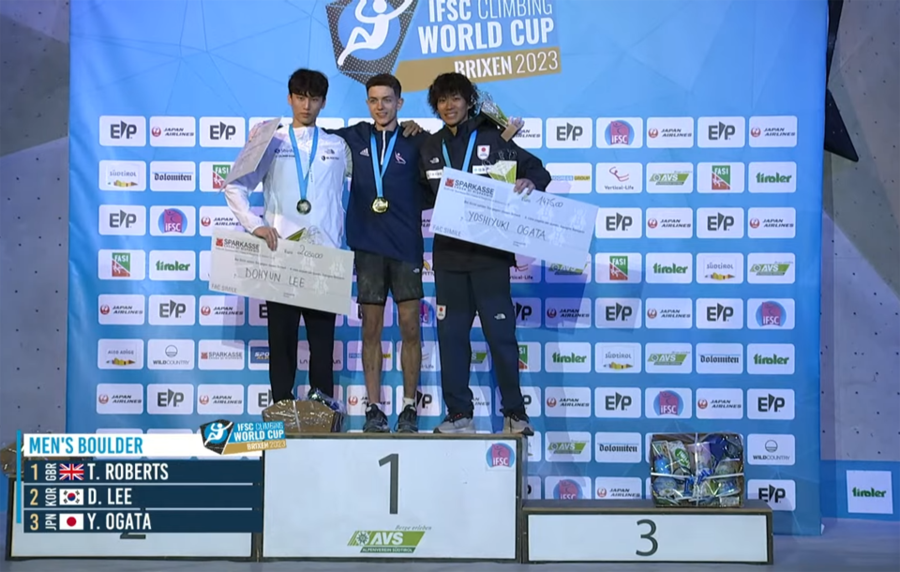 ▲ 2023 IFSC 스포츠클라이밍 6차 볼더링 월드컵에서 은메달을 따낸 이도현(왼쪽) ⓒIFSC 중계 화면 캡처