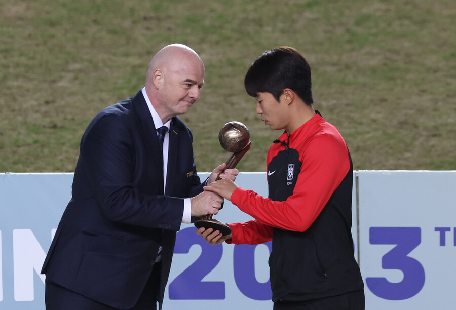 ▲ FIFA 인판티노 회장과 이승원(왼쪽부터)