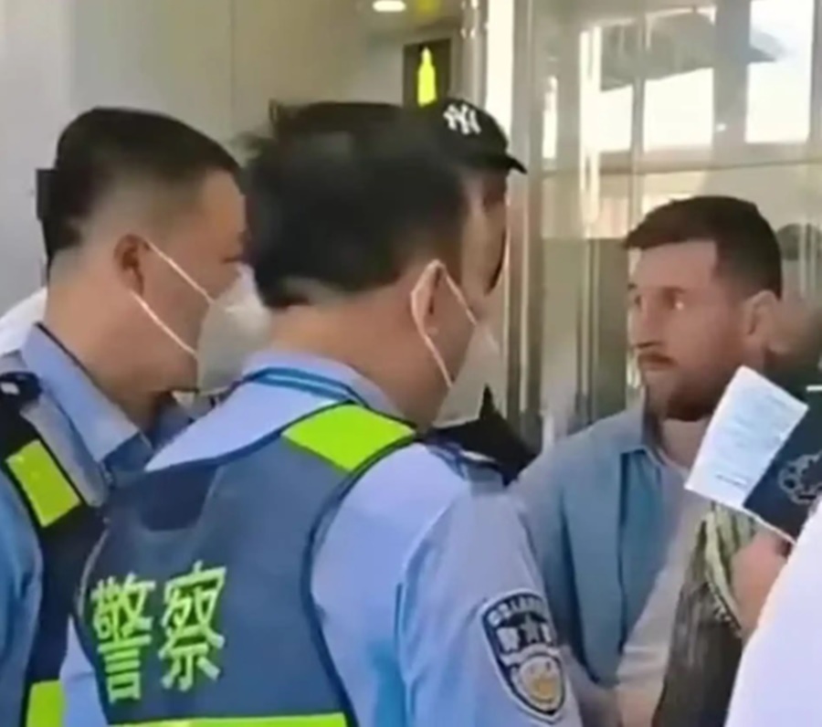 ▲ 중국 입국 과정에서 비자 문제로 대기하던 메시. 표정에서 긴장감이 엿보인다 ⓒ 트리뷰나 캡쳐