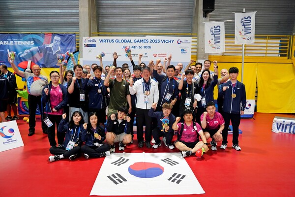 '2023 Virtus 글로벌 게임' 탁구 남자 단체전 시상식에서 한국 선수단이 조직위원회와 함께 기념 촬영을 하고 있다. ⓒ스페셜올림픽코리아