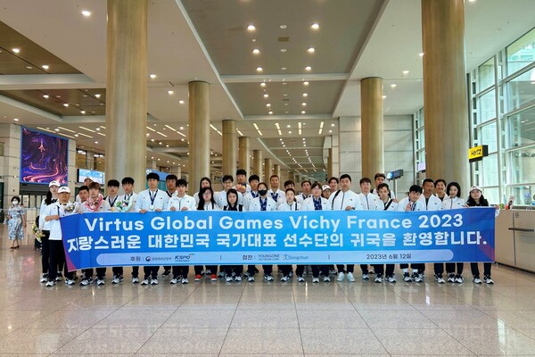 '2023 Virtus 글로벌 게임' 대한민국 대표 선수단이 12일 도착해 메달을 목에 걸고 단체 사진을 촬영하고 있다. ⓒ스페셜올림픽코리아