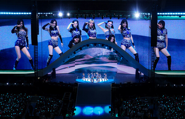 'T.W.I.C.E'로 풀어본 트와이스 LA 콘서트 현장…5만 관객 하나된 '축제의 장'