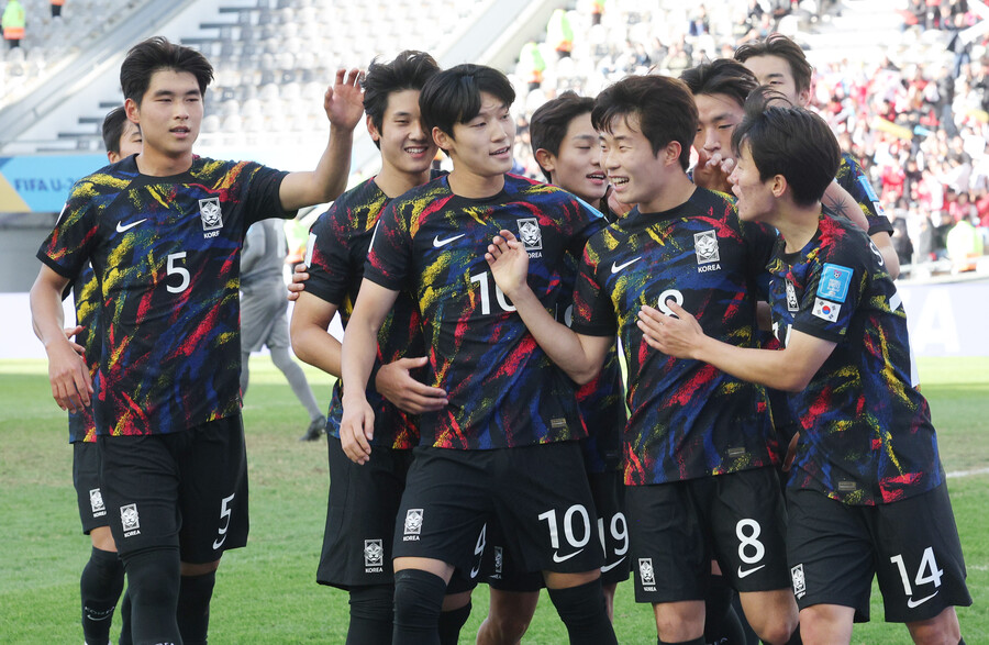 ▲ 20세 이하 축구대표팀, U-20 월드컵을 4위로 마쳤다. 팀을 이끈 김은중 감독(사진 맨 아래) ⓒ연합뉴스
