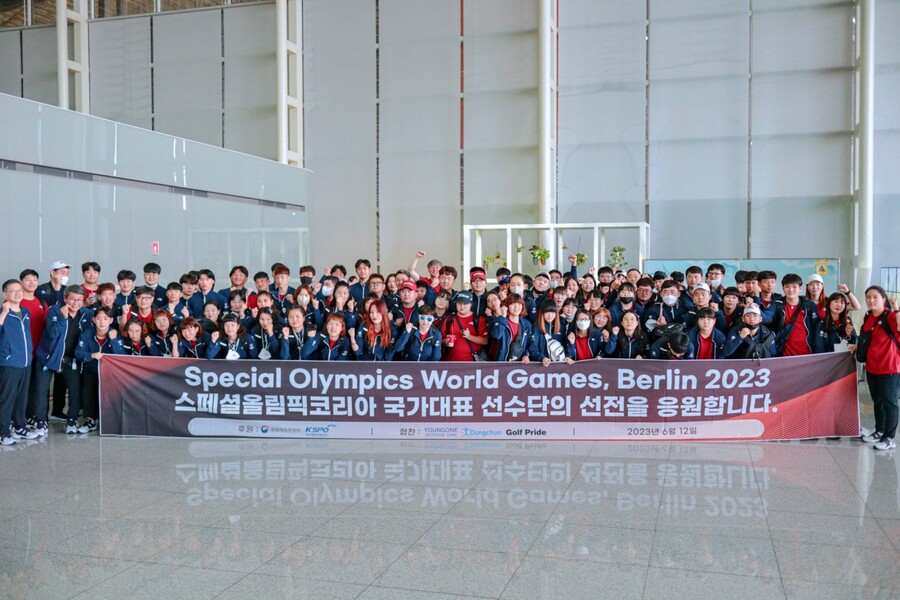 지난 12일, 인천국제공항에서 ‘2023 베를린 스페셜올림픽 세계하계대회’에 참가하는 대한민국 대표 선수단이 단체 사진을 촬영하고 있다. ⓒ스페셜올림픽코리아