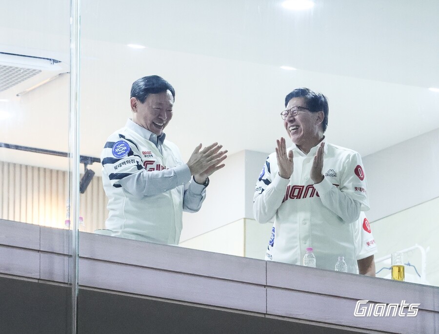 ▲ 신동빈 롯데 구단주(왼쪽)와 박형준 부산시장이 경기를 관람하고 있다. ⓒ롯데 자이언츠