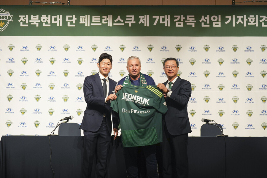▲ 전북 현대가 단 페트레스쿠 감독을 선임하고 14일 경기도 고양의 현대모터스튜디오 고양에서 기자회견을 열었다. ⓒ전북 현대