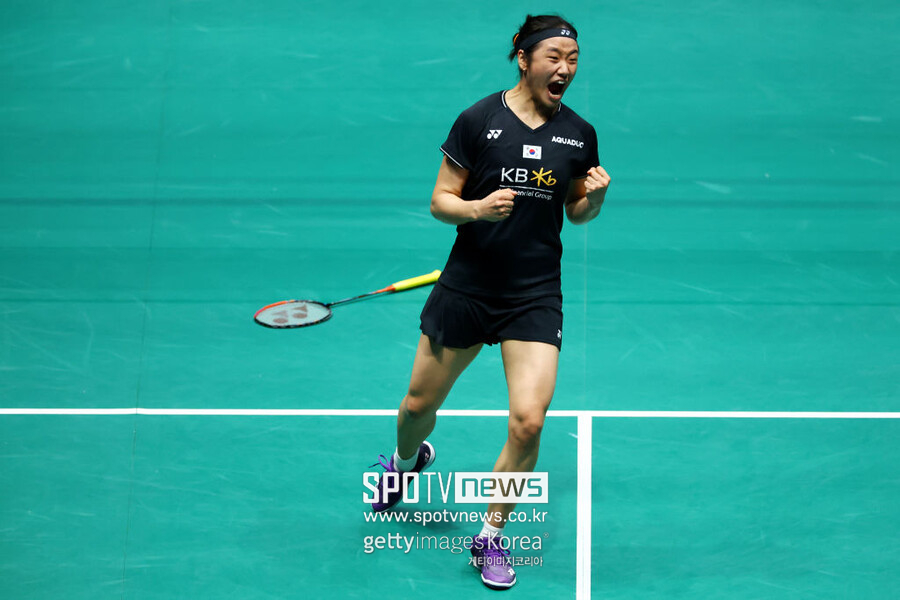 ▲ 2023 BWF 싱가포르오픈 여자 단식 우승을 확정한 뒤 환호하는 안세영
