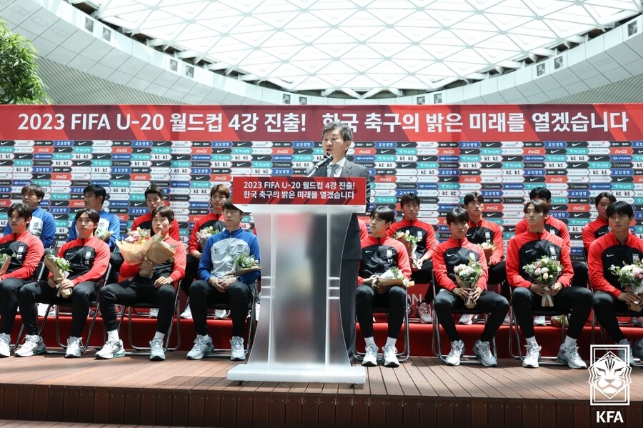 ▲ 정몽규 대한축구협회장이 14일 인천국제공항 제2여객터미널에서 마련된 U-20 대표팀 환영 입국행사에서 축하 인사를 하고 있다  ⓒ대한축구협회