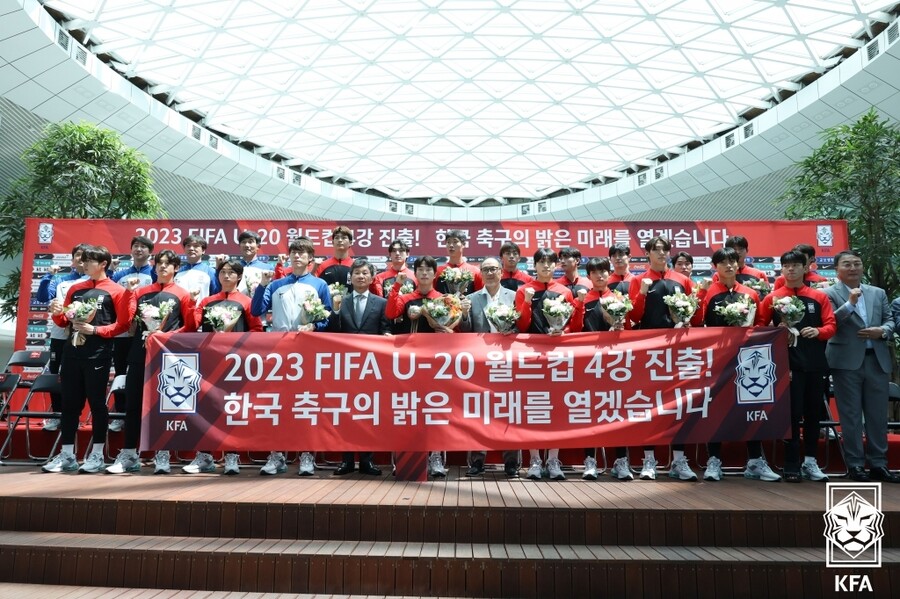 ▲ U-20 월드컵 4강 진출을 이뤄낸 U-20 대표팀이 14일 인천국제공항 제2여객터미널에서 마련된 U-20 대표팀 환영 입국행사에 참석했다  ⓒ대한축구협회