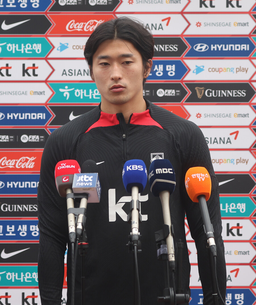 ▲ 14일 훈련전 인터뷰를 하고 있는 조규성 ⓒ연합뉴스