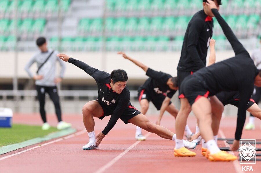 ▲ 몸을 풀고 있는 조규성 ⓒ대한축구협회