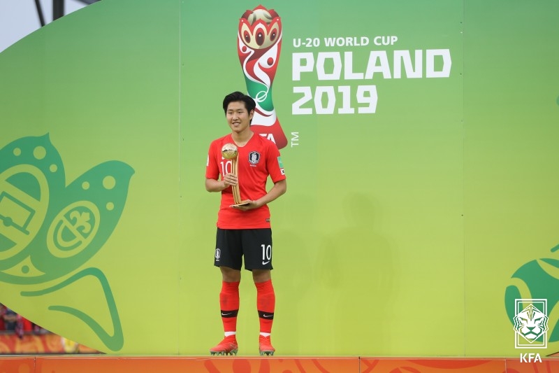 ▲ 준우승 차지했던 2019년 폴란드 대회, 이강인은 골든볼을 수상했다. ⓒ대한축구협회