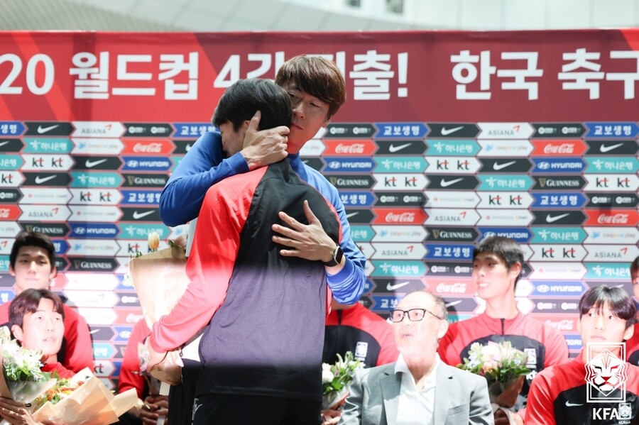 ▲ U-20 월드컵 4강 진출을 이뤄낸 김은중 감독이 14일 인천국제공항 제2여객터미널에서 마련된 U-20 대표팀 환영 입국행사에 참석했다  ⓒ대한축구협회
