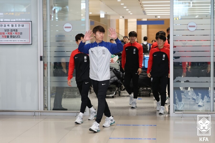 ▲ U-20 월드컵 4강 진출을 이뤄낸 김은중 감독이 14일 인천국제공항 제2여객터미널에서 마련된 U-20 대표팀 환영 입국행사에 참석했다  ⓒ대한축구협회
