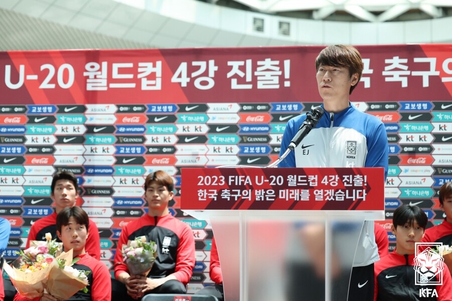 ▲ U-20 월드컵 4강 진출을 이뤄낸 김은중 감독이 14일 인천국제공항 제2여객터미널에서 마련된 U-20 대표팀 환영 입국행사에 참석했다  ⓒ대한축구협회