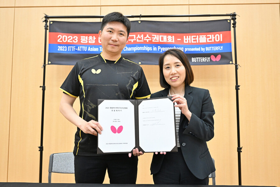 ▲ 대한탁구협회 유승민(왼쪽) 회장과 오사와 다카코 다마스 대표이사 ⓒ버터플라이