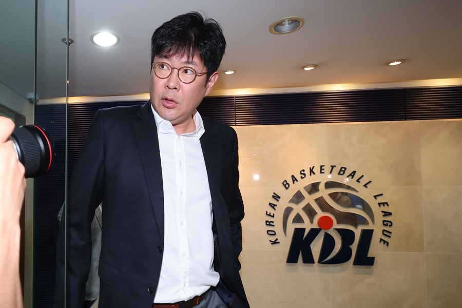 ▲ 이사회를 나가는 정경호 데이원 단장 ⓒ 연합뉴스