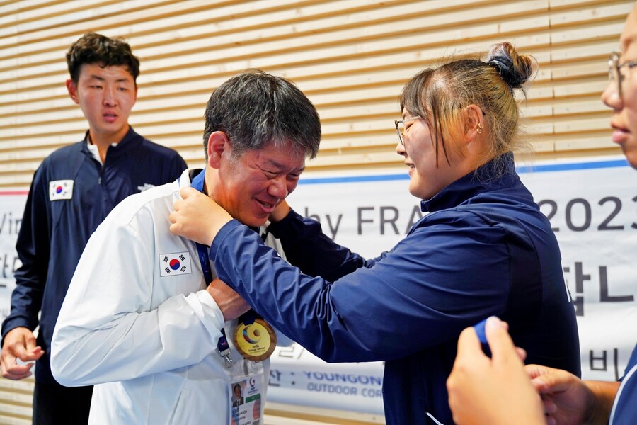 버투스 글로벌 게임에서 메달을 따낸 선수들은 이용훈 회장의 목에 메달을 걸어주며 감사한 마음을 표현했다. ⓒ스페셜올림픽코리아  