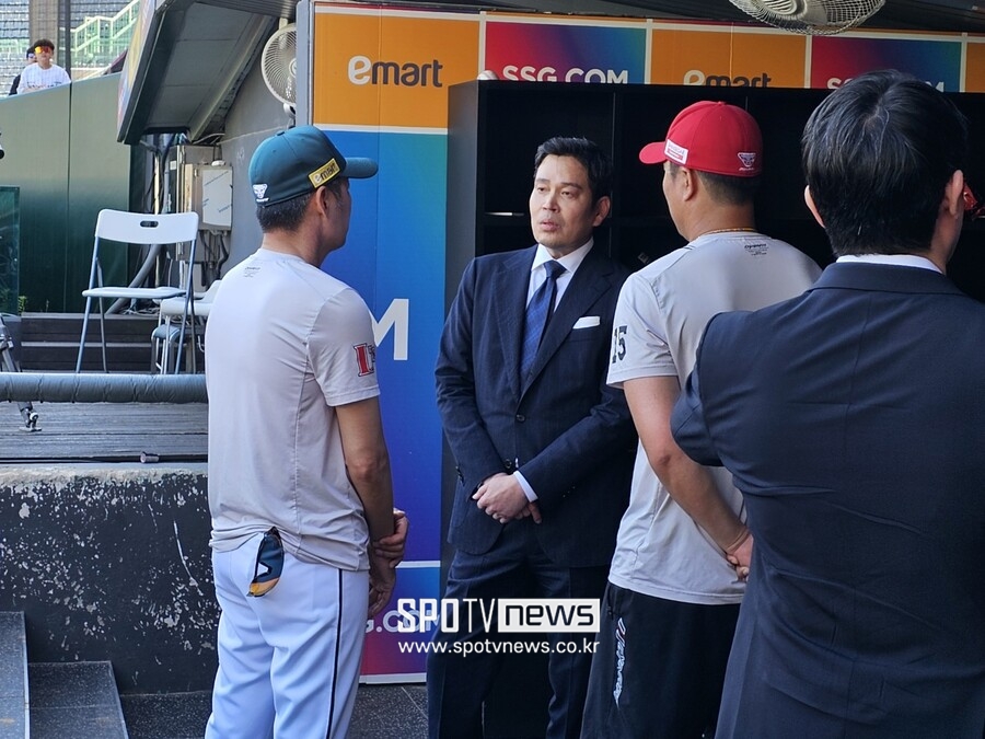 ▲ 김원형 SSG 랜더스 감독(왼쪽에서 첫 번째)과 정용진 구단주(2번째). ⓒ고유라 기자