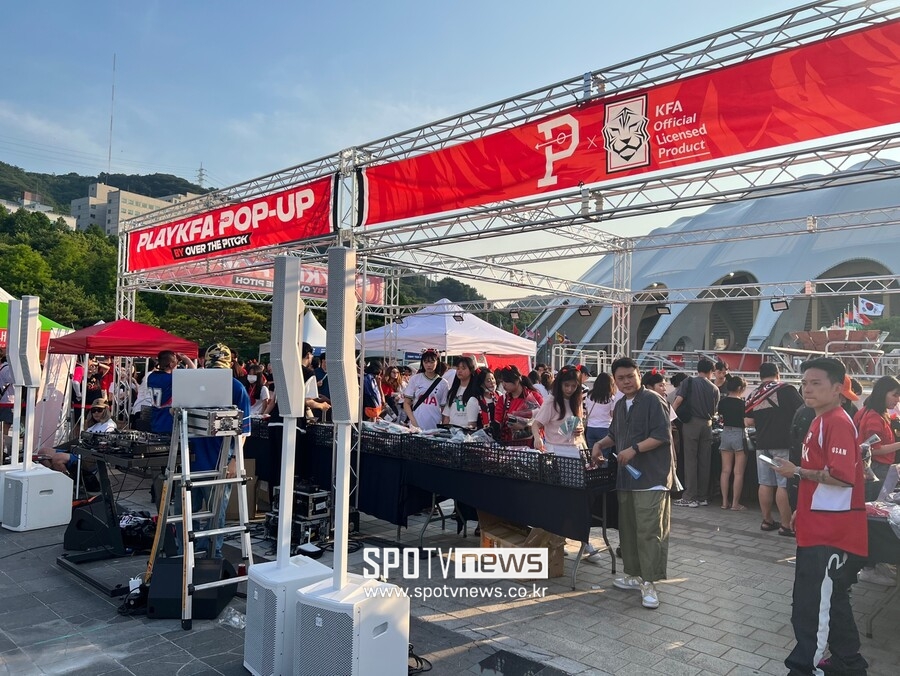 ▲ 킥오프 몇 시간 전에도 팬들의 열기가 뜨겁다 ⓒ스포티비뉴스DB