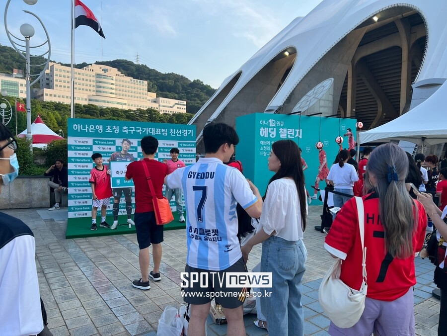 ▲ 기념 사진 코너도 인산인해다 ⓒ스포티비뉴스DB