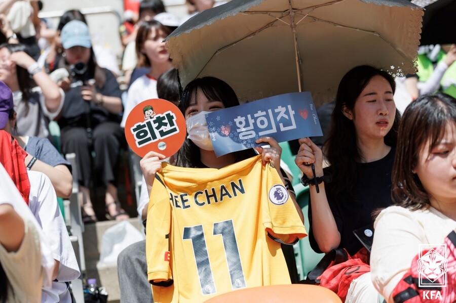 ▲ 황희찬을 응원하는 팬들 ⓒ대한축구협회